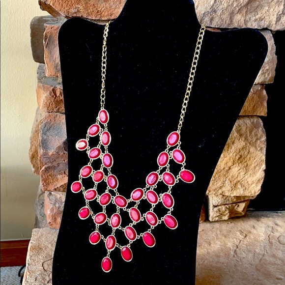 Jewelry - 🎉HOST PICK 🎉 Jeweled Statement Necklace
